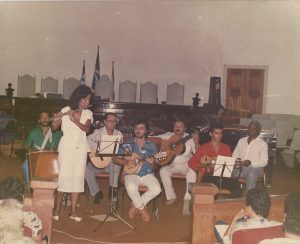La foto a colori del Conjunto Os Ingênuos di Salvador de Bahia, nell’Aula Magna del Rettorato dell’Università Federale di Bahia, Canela (UFBA) - sulla sinistra la flautista Odete Ernest Dias