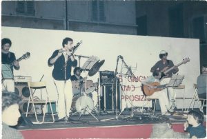 Foto del concerto del gruppo Jazz e Samba, Festa dell’Unità a piazza San Salvatore in Lauro, Roma, luglio 1983