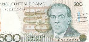 La banconota brasiliana di cinquecento cruzados, anni precedenti al 1994, raffigurante Heitor Villa Lobos, sul verso la sua frase: “considero le mie opere come messaggi per l’umanità senza aspettare risposta”. Fronte